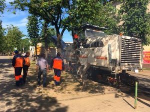 В городе Ярцево начался капитальный ремонт на улице Советской.