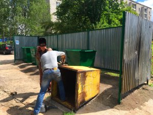 Ещё одна контейнерная площадка приведена в порядок!