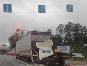 «Будку сорвало, кабина в лепёшку»: в Ярцеве произошло серьезное ДТП