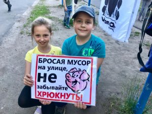 Жительница Ярцева забыла хрюкнуть, выкидывая мусорные мешки на землю