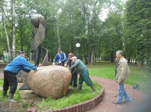 В городском парке появился новый памятник