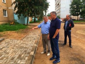 Владимир Макаров оценил ход работ по благоустройству дворов