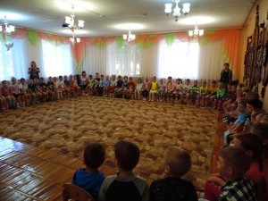 Автоинспекторы Ярцевского района провели занятие «ПДД для малышей» в детском саду.