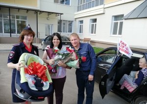 В Ярцеве сотрудники Госавтоинспекции вручили автокресло молодым родителям при выписке из роддома
