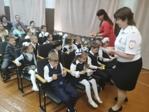 Дорожные полицейские Ярцевского района поздравили с началом учебного года маленьких жителей города