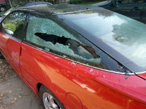 В Ярцеве вандалы разбомбили иномарку