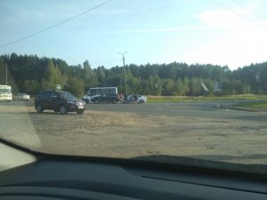 Скользкие улицы, иномарки целуются