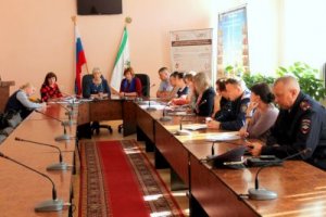 На очередном заседании комиссии по делам несовершеннолетних