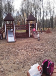 Детвора осваивает детский городок. Кому сказать спасибо?