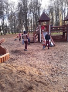 Детвора осваивает детский городок. Кому сказать спасибо?