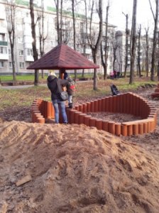 Детвора осваивает детский городок. Кому сказать спасибо?