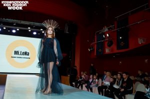 Модельер и педагог Елена Миклашевская на столичном подиуме