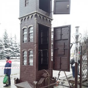 Кто же это на кресту, нам поставил красоту!?