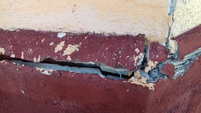 «Дети постоянно болеют». Ярцевчане 2 года просят устранить дефекты строительства в их доме