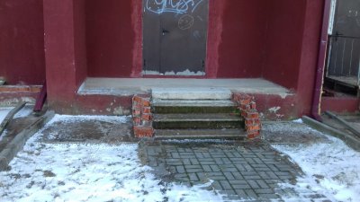 «Дети постоянно болеют». Ярцевчане 2 года просят устранить дефекты строительства в их доме