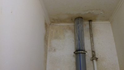 «Дети постоянно болеют». Ярцевчане 2 года просят устранить дефекты строительства в их доме