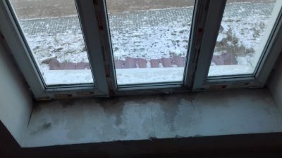 «Дети постоянно болеют». Ярцевчане 2 года просят устранить дефекты строительства в их доме