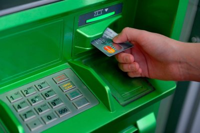 43-летний житель г. Ярцево задержан в Смоленске за присвоение чужих денежных средств оставленных в банкомате, ему грозит до пяти лет лишения свободы