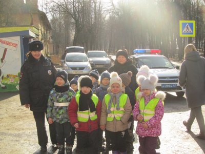 Накануне Дня защитника Отечества сотрудники Госавтоинспекции Ярцевского района совместно с детьми поздравили мужчин с праздником