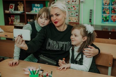 Рука в руке. «Рабочий путь» устроит благотворительный бал для сестер Виты и Вики Рука в руке. «Рабочий путь» устроит благотворительный бал для сестер Виты и Вики из Ярцевской школы-интерната