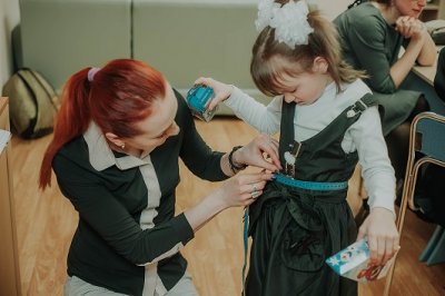 Рука в руке. «Рабочий путь» устроит благотворительный бал для сестер Виты и Вики Рука в руке. «Рабочий путь» устроит благотворительный бал для сестер Виты и Вики из Ярцевской школы-интерната
