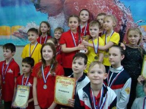 Юные пловцы завоёвывают свои первые медали