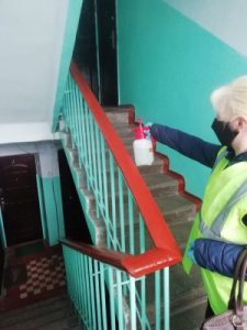 В Ярцево проводят обработку подъездов в многоквартирных домах