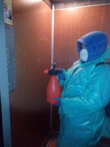 В Ярцево проводят обработку подъездов в многоквартирных домах
