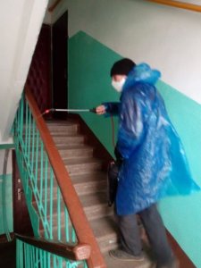 Продолжается дезинфекция подъездов