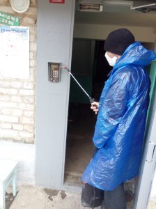 Продолжается дезинфекция подъездов