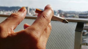 Курение портит не только здоровье.