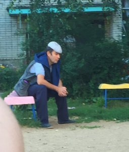 «Кричал матом». На детской площадке в Ярцеве мужчина агрессивно накинулся на ребёнка