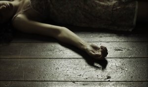 Жители Ярцева шокированы смертью женщины