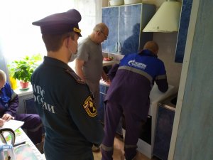 Сотрудники МЧС провели профилактическую проверку газового оборудования