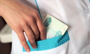 Врач ярцевской больницы незаконно получил федеральную надбавку