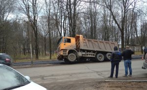 Самосвал чуть не проломил водопроводную магистраль