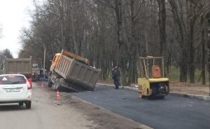 Самосвал чуть не проломил водопроводную магистраль