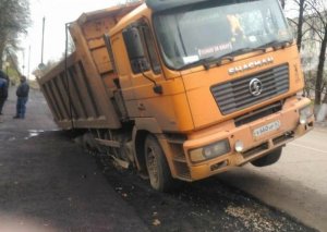 Самосвал чуть не проломил водопроводную магистраль
