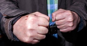 Буйный прохожий напал на полицейских