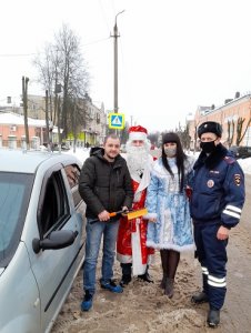 Водителей и пешеходов города Ярцево поздравил с Новым годом Полицейский Дед Мороз