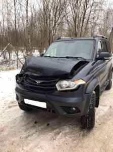 «УАЗ Патриот» влетел на полном ходу в полуприцеп в Ярцеве: пострадали двое