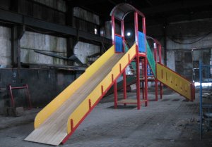 В Пионерном появилась новая горка для катания детей