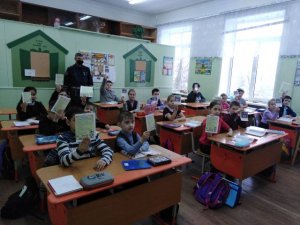 Госавтоинспекторы Ярцево проводят профилактические беседы с учениками начальных классов на тему: «Стань заметней в темноте»
