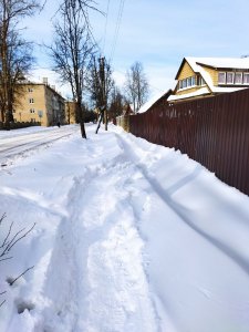 Экономия за счёт горожан. "Чистый город" снижает издержки, не убирает снег с тротуаров.