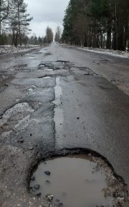 По дороге от трассы до завода творится кошмар