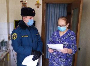 Сотрудники МЧС России продолжают вооружать полезной информацией
