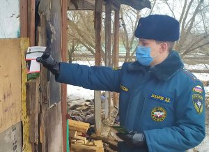 Сотрудники МЧС России продолжают вооружать полезной информацией