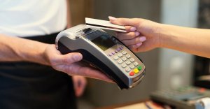 Смоляне предпочитают платить безналично