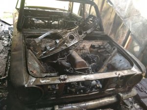 Огненная стихия охватила гараж и авто