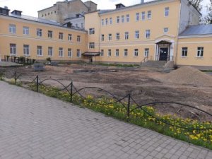 Продолжается благоустройство территории